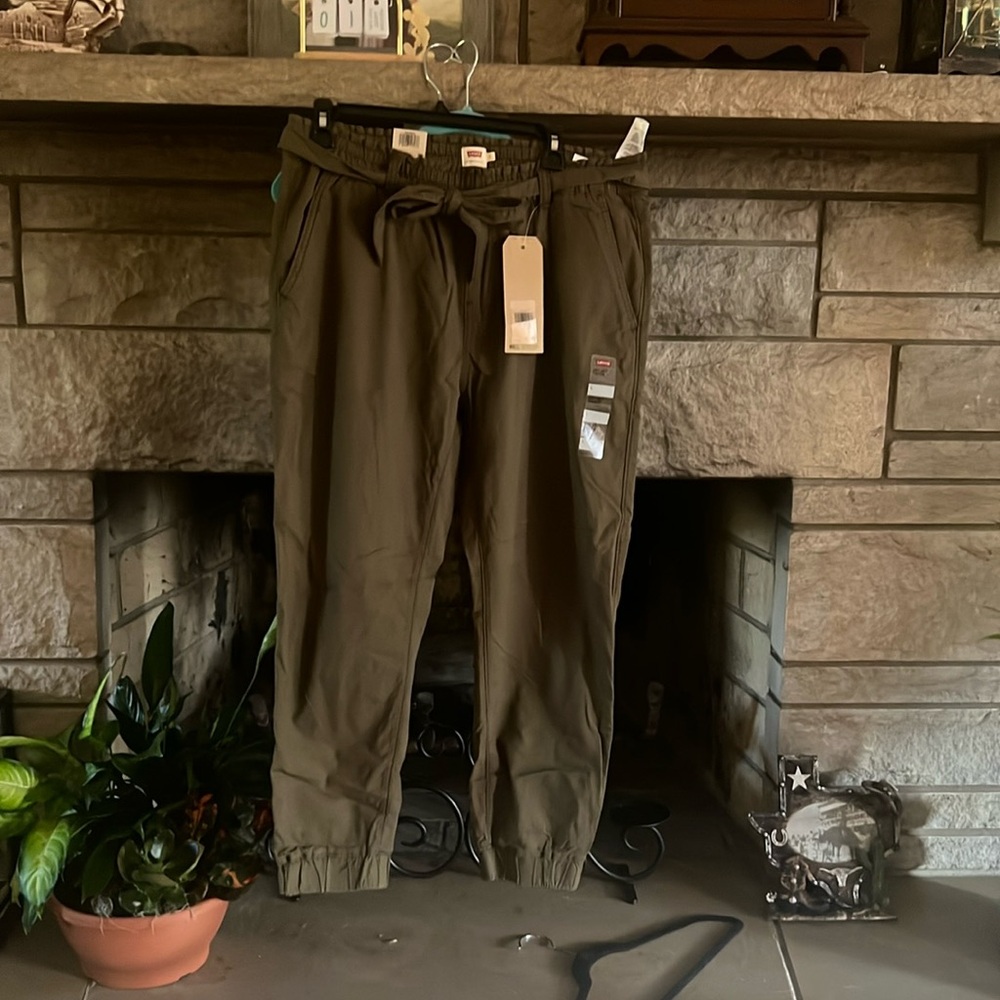 Levi’s Jet Set Taper Paperbag pants army green large